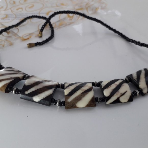NWOT - TRIBAL JEWELRY ZEBRA DESIGN NECKLACE WITH BARREL CLASP - Picture 1 of 2